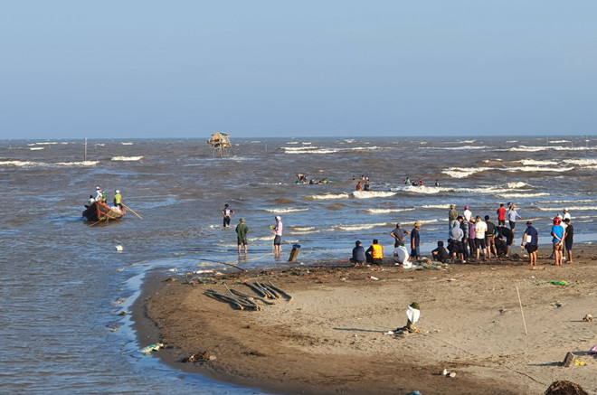Nam Định: Đi tắm ở cửa biển, 3 giáo viên nghỉ hưu mất tích ảnh 1