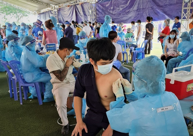 Tổ chức tiêm vaccine miễn phí 100% cho hơn 5.500 công nhân "3 tại chỗ" tại Khu công nghiệp Việt Nam-Singaore. (Ảnh: Chí Tưởng/TTXVN) Kịp thời gỡ khó về tín dụng cho doanh nghiệp chế biến thực phẩm ảnh 2