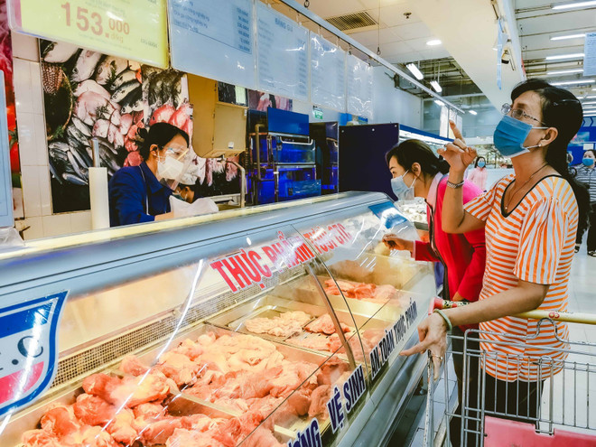 Khách hàng chọn mua thịt lợn tại quầy thịt ở siêu thị Coopmart Cần Thơ. (Ảnh; Thanh Liêm/TTXVN) Nga tăng cường xuất khẩu thịt lợn sang thị trường Việt Nam ảnh 1