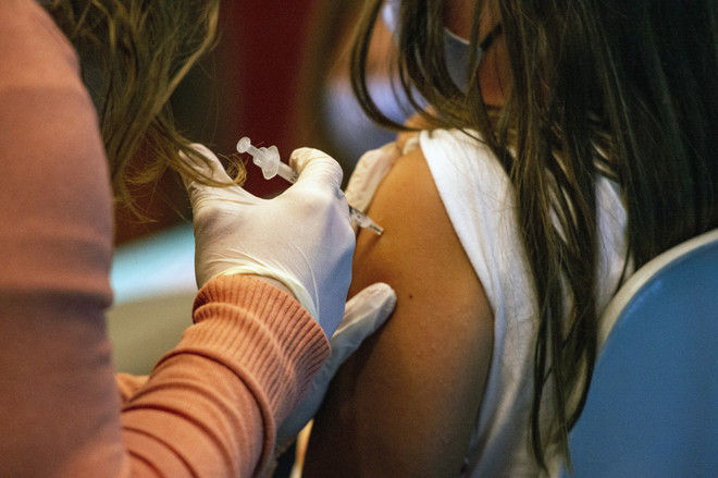 Nhân viên y tế tiêm vaccine phòng COVID-19 cho trẻ em tại Hartford, Connecticut, Mỹ. (Ảnh: AFP/ TTXVN) Chính phủ Mỹ đẩy mạnh bào chế vaccine ngừa COVID-19 thế hệ mới ảnh 1