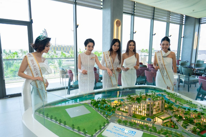 Các người đẹp tham quan tìm hiểu NovaWorld Ho Tram. Theo chân top 3 Hoa hậu các dân tộc khám phá NovaWorld Ho Tram ảnh 2
