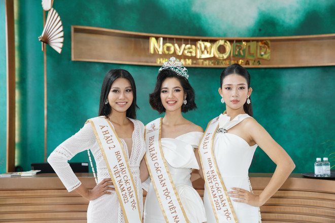 Hoa hậu Nông Thúy Hằng (giữa), Á hậu Thạch Thu Thảo (bên trái), Á hậu Lương Thị Hoa Đan (bên phải) tham quan NovaWorld Ho Tram. (Ảnh: BTC) Theo chân top 3 Hoa hậu các dân tộc khám phá NovaWorld Ho Tram ảnh 1