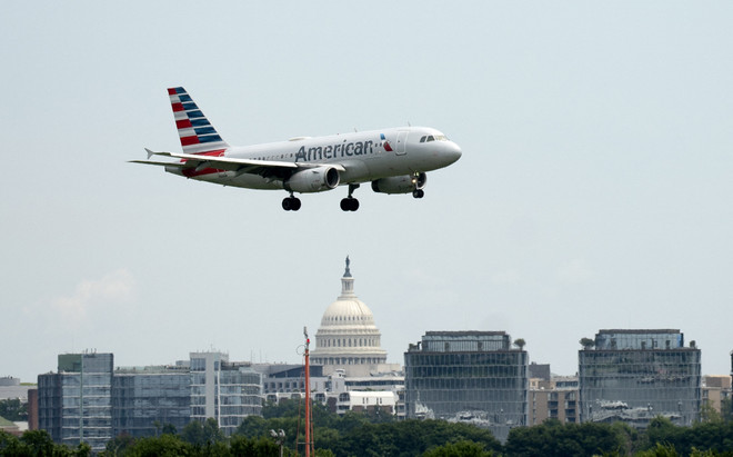 Máy bay của American Airlines chuẩn bị hạ cánh xuống sân bay quốc tế Ronald Reagan Washington ở Arlington, Virginia, Mỹ. (Ảnh: AFP/TTXVN) Mỹ gặp khó khăn do tình trạng thiếu nhân viên kiểm soát không lưu ảnh 1