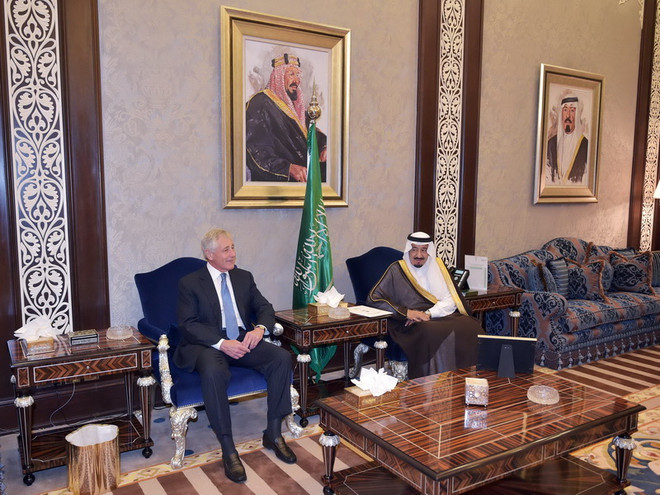 Bộ trưởng Quốc phòng Mỹ Chuck Hagel (trái) gặp Thái tử Saudi Arabia, Abdulaziz al-Saud. (Nguồn: AFP/TTXVN) Mỹ trấn an các đồng minh vùng Vịnh về thỏa thuận với Iran ảnh 1
