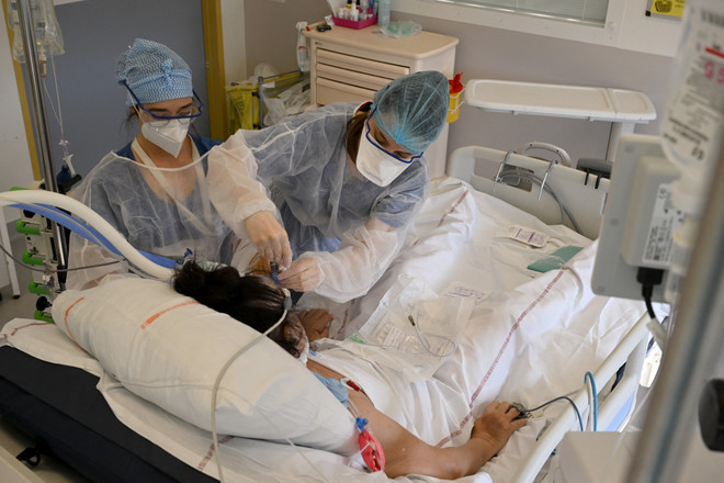 Điều trị cho bệnh nhân nhiễm COVID-19 tại bệnh viện ở Marseille, Pháp. (Ảnh: AFP/TTXVN) WHO báo động về số ca mắc COVID-19 toàn cầu gia tăng đột biến ảnh 1