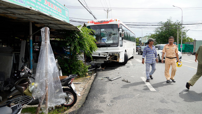 Bà Rịa-Vũng Tàu: Hai ôtô đâm nhau làm nhiều người bị thương ảnh 2