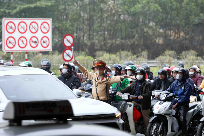 Cảnh sát Giao thông điều tiết, phân luồng giao thông. (Ảnh minh họa: Phạm Kiên/TTXVN) Hà Nội tổ chức lại giao thông nút giao cầu Định Công và Lê Trọng Tấn ảnh 1