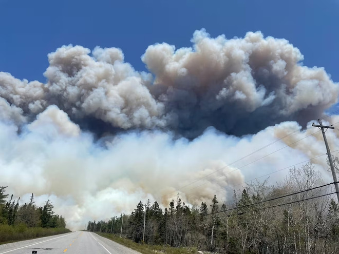 Khói bốc cao do các đám cháy rừng tại tỉnh Nova Scotia. (Nguồn: CBC) Canada: Ban bố lệnh sơ tán bắt buộc do cháy rừng tại tỉnh Novia Scotia ảnh 1