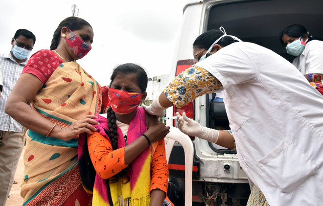 Nhân viên y tế tiêm vaccine phòng COVID-19 cho người dân tại Hyderabad, Ấn Độ, ngày 24/6/2021. (Ảnh: THX/TTXVN) "Cuộc chạy tiếp sức" để tiếp cận vaccine COVID-19 tại các nước nghèo ảnh 3