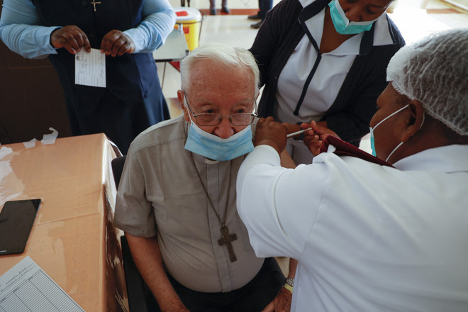 Nhân viên y tế tiêm chủng vaccine ngừa COVID-19 tại Pretoria, Nam Phi, ngày 17/5/2021. (Ảnh: AFP/TTXVN) "Cuộc chạy tiếp sức" để tiếp cận vaccine COVID-19 tại các nước nghèo ảnh 1