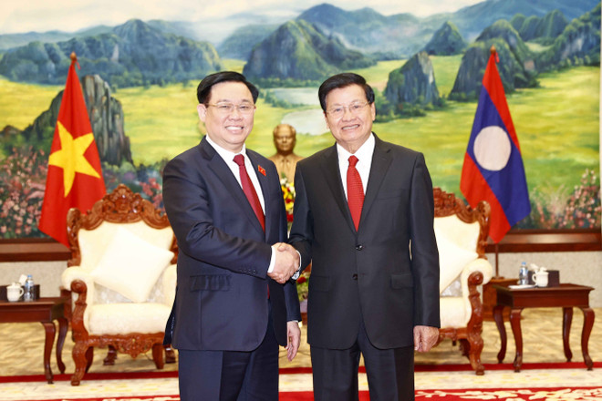 Chủ tịch Quốc hội Vương Đình Huệ đến chào xã giao Tổng Bí thư, Chủ tịch nước Lào Thongloun Sisoulith. (Ảnh: Doãn Tấn/TTXVN) Thắt chặt hơn nữa quan hệ gắn bó giữa hai nước Việt Nam và Lào ảnh 1