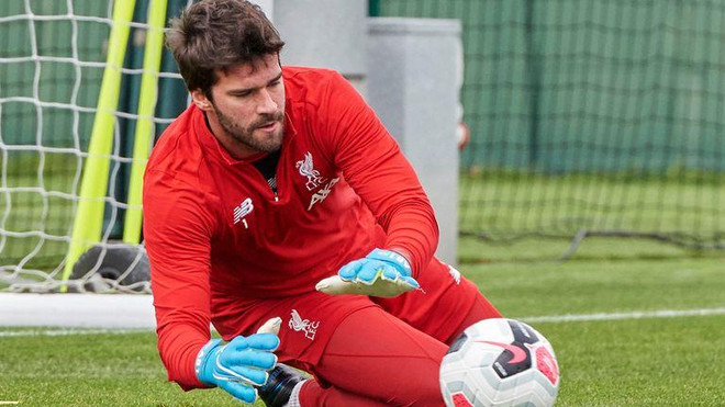 Alisson Becker tập luyện trở lại. (Ảnh: Sky Sports) Alisson tập luyện trở lại, chuẩn bị quyết chiến Manchester United ảnh 1