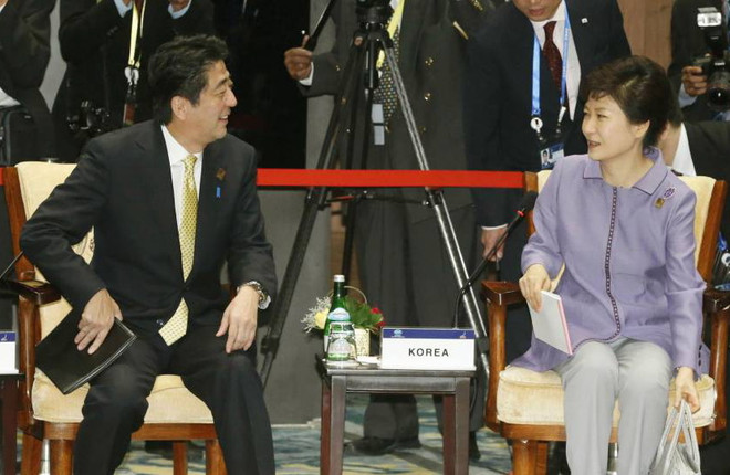 Thủ tướng Nhật Bản Abe và Tổng thống Hàn Quốc Park Geun-hye trao đổi khi tham dự hội nghị thượng đỉnh APEC tại Bali, Indonesia. (Nguồn: Kyodo) Nhật Bản hy vọng cải thiện quan hệ với Hàn Quốc ảnh 1