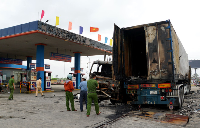 Quảng Nam: Xe tải cháy trơ khung trong đêm ngay trước cây xăng ảnh 1