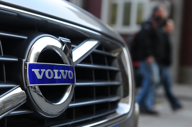 Logo của thương hiệu ôtô Volvo. (Ảnh: AFP) Volvo đạt kết quả kinh doanh tốt bất chấp gián đoạn chuỗi cung ứng ảnh 1