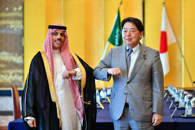 Ngoại trưởng Nhật Bản Yishimasa Hayshi và người đồng cấp Saudi Arabia, Thái tử Faisal bin Farhan Al-Saudi. (Ảnh: AP) Nhật Bản, Saudi Arabia cam kết hợp tác ổn định thị trường dầu quốc tế ảnh 1