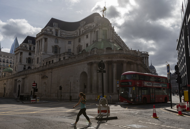 Anh nguy cơ thiếu thiết bị bảo hộ, Uruguay giãn cách khi bầu cử ảnh 1