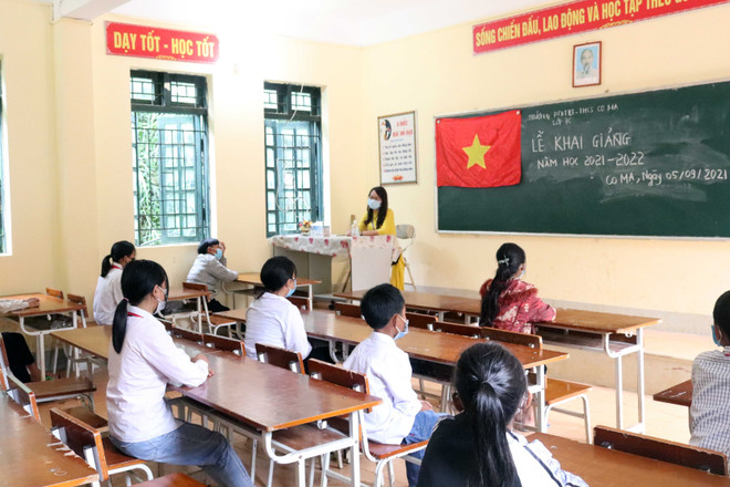 Học sinh tại trường Phổ thông Dân tộc bán trú Trung học cơ sở Co Mạ, huyện Thuận Châu, tỉnh Sơn La dự lễ khai giảng theo quy mô từng lớp. (Ảnh: Hữu Quyết/TTXVN) Dành sự quan tâm cao nhất cho các em học sinh nhân dịp năm học mới ảnh 3