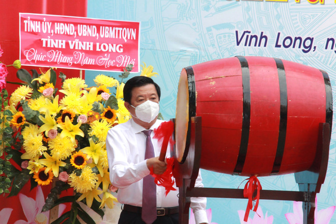 Bí thư Tỉnh ủy Vĩnh Long Bùi Văn Nghiêm đánh trống khai giảng. (Ảnh: Lê Thúy Hằng/TTXVN) Dành sự quan tâm cao nhất cho các em học sinh nhân dịp năm học mới ảnh 4