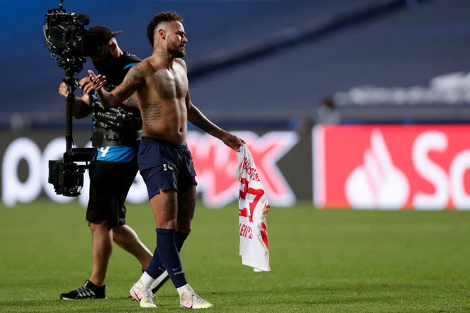 Neymar có thể vắng mặt tại chung kết C1 do...đổi áo đấu với đối thủ? ảnh 1