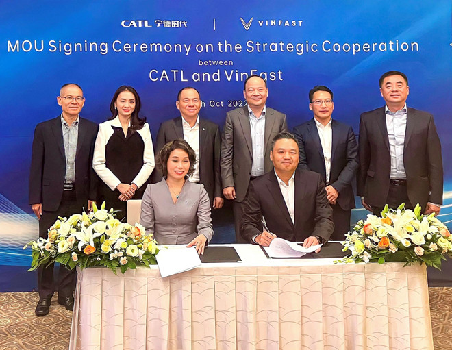Ông Phạm Nhật Vượng - Chủ tịch Vingroup và ông Robin Zeng - Chủ tịch CATL (giữa) chứng kiến buổi ký kết biên bản ghi nhớ về hợp tác chiến lược giữa CATL và VinFast tại Osaka, Nhật Bản vào ngày 30/10/2022. Ông Phạm Nhật Vượng dự lễ ký kết giữa VinFast với công ty pin xe điện ảnh 1