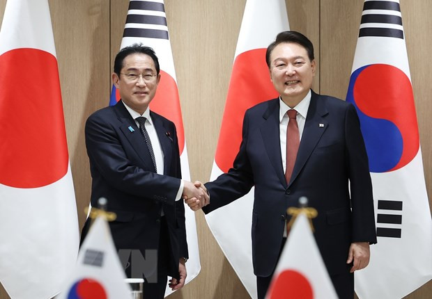Tổng thống Hàn Quốc Yoon Suk Yeol (phải) và Thủ tướng Nhật Bản Fumio Kishida (trái) tại cuộc hội đàm ở Seoul, Hàn Quốc, ngày 7/5/2023. (Ảnh: Yonhap/TTXVN) Lãnh đạo Hàn Quốc và Nhật Bản nhất trí tổ chức hội đàm thượng đỉnh ảnh 1