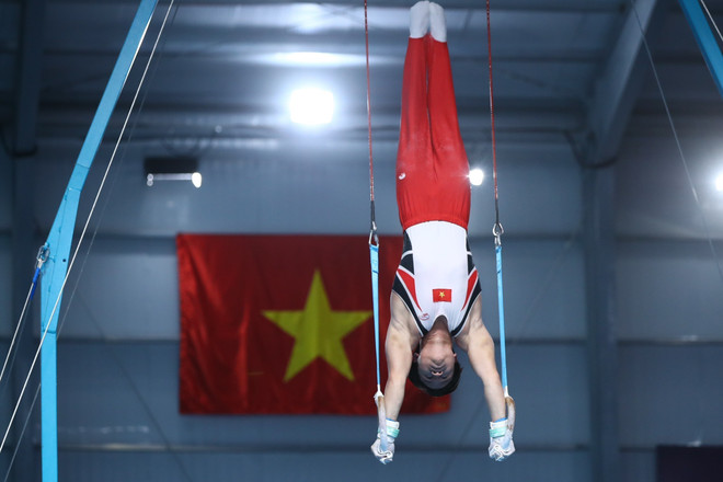 Vận động viên Nguyễn Văn Khánh Phong xuất sắc vượt qua nhà vô địch thế giới để đoạt huy chương Vàng nội dung Vòng treo. (Ảnh: Hoàng Linh/TTXVN) SEA Games 32: Những cái tên làm nên lịch sử cho Thể thao Việt Nam ảnh 6