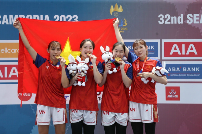 Tấm huy chương Vàng lịch sử của bóng rổ 3x3 nữ Việt Nam ở đấu trường SEA Games. (Ảnh: Hoàng Linh/TTXVN) SEA Games 32: Những cái tên làm nên lịch sử cho Thể thao Việt Nam ảnh 2
