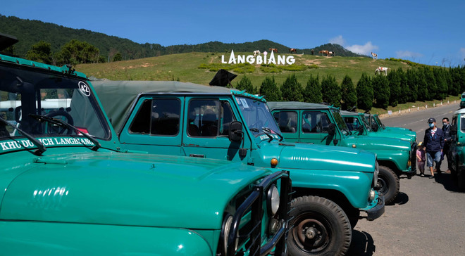 Lâm Đồng yêu cầu tạm dừng xe Uaz chở khách lên đỉnh Lang Biang ảnh 1