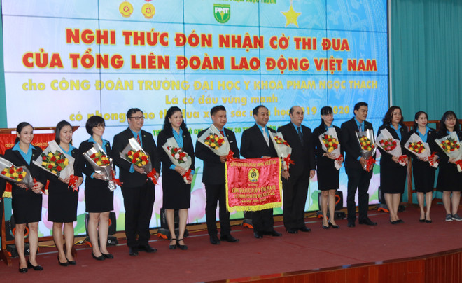 Đại học Y khoa Phạm Ngọc Thạch nhận danh hiệu AHLĐ thời kỳ đổi mới ảnh 2