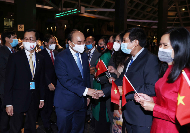 Chủ tịch nước Nguyễn Xuân Phúc bắt tay các cán bộ Đại sứ quán tại Hoa Kỳ và Phái đoàn thường trực Việt Nam tại Liên hợp. (Ảnh: Thống Nhất/TTXVN) Chủ tịch nước Nguyễn Xuân Phúc gặp mặt kiều bào Việt Nam tại Hoa Kỳ ảnh 1