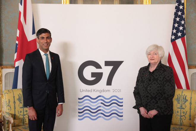 Bộ trưởng Tài chính Anh Rishi Sunak (trái) trong cuộc gặp Bộ trưởng Tài chính Mỹ Janet Yellen tại London, trước thềm Hội nghị Bộ trưởng Tài chính Nhóm các nước công nghiệp phát triển hàng đầu thế giới (G7), ngày 3/6/2021. (Ảnh: AFP/TTXVN) Mỹ kêu gọi các nước thỏa hiệp về xóa bỏ thuế dịch vụ kỹ thuật số ảnh 1