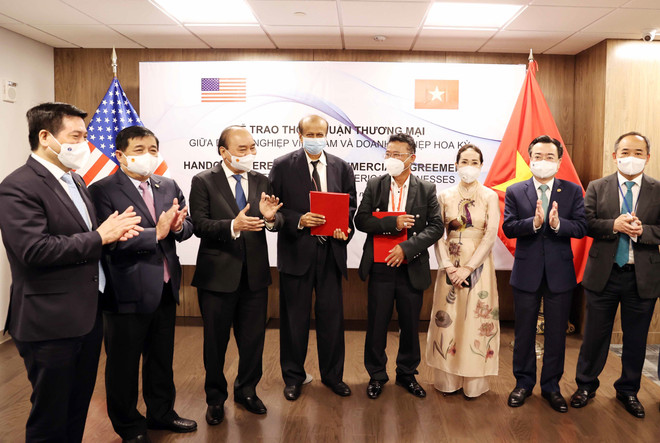 Chủ tịch nước Nguyễn Xuân Phúc chứng kiến Lễ trao thỏa thuận hợp tác giữa liên danh Công ty Kinh Bắc và Công ty Công nghệ viễn thông Sài Gòn, trực thuộc Tập đoàn đầu tư Saigon và Tập đoàn Quantum. (Ảnh: Thống Nhất/TTXVN) Tập đoàn Quantum mong muốn đầu tư lớn vào nhiều lĩnh vực ở Việt Nam ảnh 2