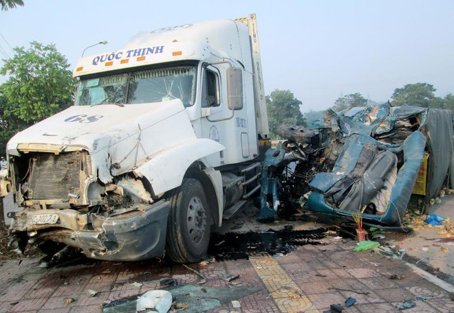 Quảng Ninh: Xe tải đấu đầu xe container, 2 người thương vong ảnh 1