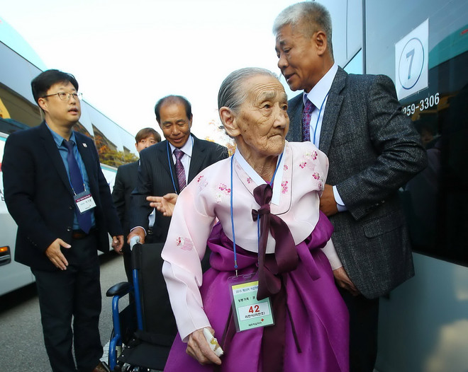 Nhóm người Hàn Quốc tới địa điểm đoàn tụ gia đình ở Triều Tiên ảnh 1