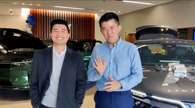 Khách hàng tại Mỹ háo hức nhận bàn giao xe VinFast VF 8 ảnh 2