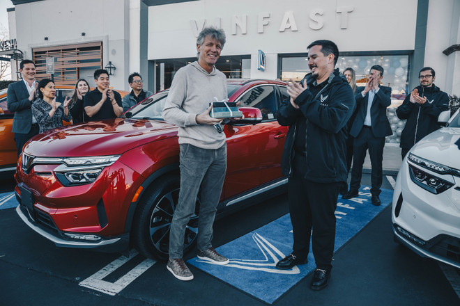 Khách hàng tại Mỹ háo hức nhận bàn giao xe VinFast VF 8 ảnh 3