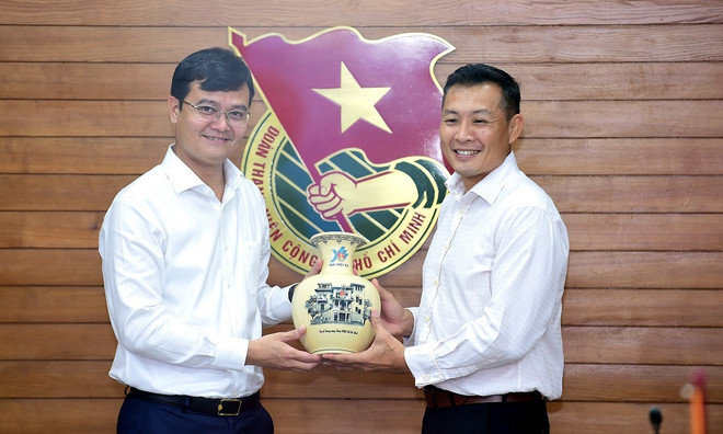 Ông Bùi Quang Huy - Bí thư thứ Nhất Trung ương Đoàn Thanh niên Cộng sản Hồ Chí Minh, Chủ nhiệm Ủy ban Quốc gia về Thanh niên Việt Nam Bùi Quang Huy trao quà lưu niệm cho ông David Chua, Giám đốc Điều hành Hội đồng Thanh niên Quốc gia Singapore. (Nguồn: Đoàn Thanh niên) Tăng cường hợp tác giữa hai tổ chức thanh niên Việt Nam và Singapore ảnh 1