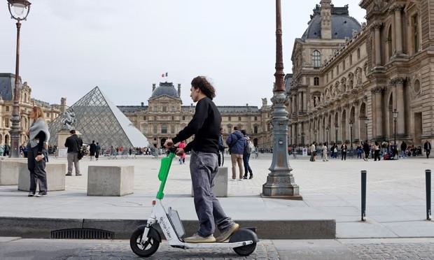 Thủ đô Paris của Pháp cấm dịch vụ cho thuê xe điện e-scooter ảnh 1