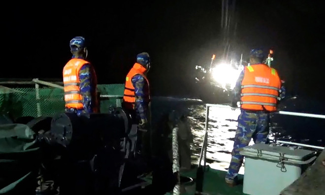 Vùng 4 Hải quân cứu nạn thành công tàu cá cùng 13 ngư dân Bình Định ảnh 1