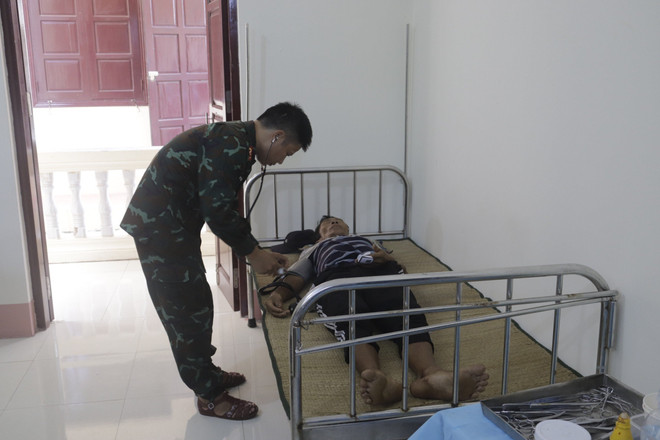 Vùng 4 Hải quân cứu nạn thành công tàu cá cùng 13 ngư dân Bình Định ảnh 2