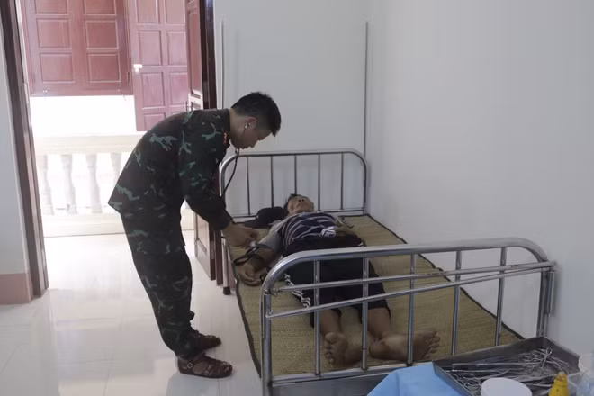 Vùng 4 Hải quân cứu nạn thành công tàu cá cùng 13 ngư dân Bình Định ảnh 2