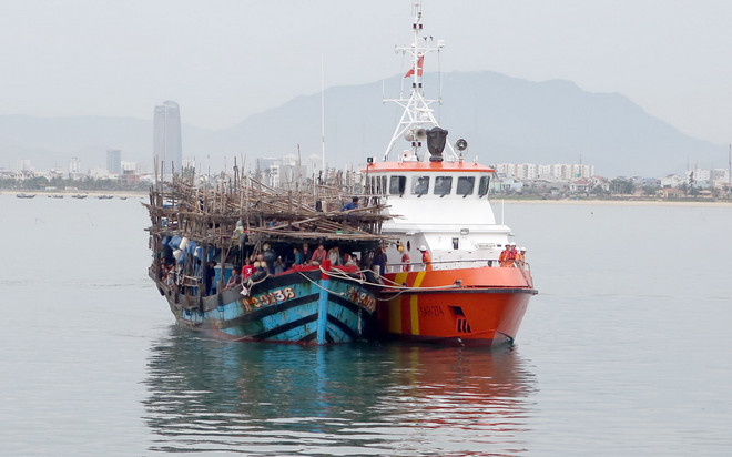 Cứu nạn khẩn cấp tàu cá bị thả trôi trên vùng biển Trường Sa ảnh 1