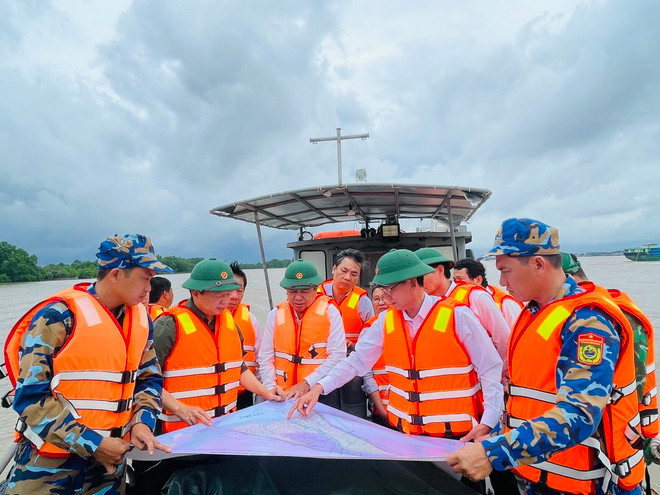 Phó Thủ tướng Chính phủ Trần Hồng Hà trao đổi với lãnh đạo Ủy ban Nhân dân tỉnh Bến Tre trong chuyến khảo sát tại mỏ cát Quới Sơn, huyện Châu Thành. (Ảnh: TTXVN phát) ttxvn_tran hong ha 3.jpg
