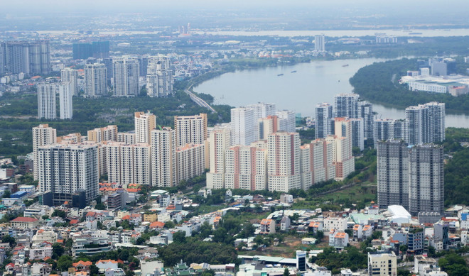 Các tòa chung cư thuộc phân khúc bình dân, trung cấp ở thành phố Thủ Đức, Thành phố Hồ Chí Minh. (Ảnh: Hồng Đạt/TTXVN) ttxvn_nha o tphcm.jpg