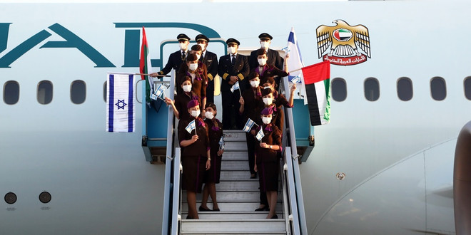 Các thành viên phi hành đoàn trên chuyến bay vẫy cờ UAE và Israel khi xuống máy bay. (Nguồn: Twitter) Chuyến bay thương mại đầu tiên được thực hiện từ UAE tới Israel ảnh 2