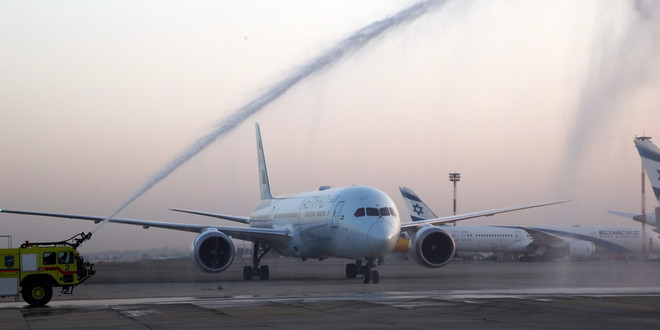 Nghi thức phun nước chào đón chuyến bay thương mại đầu tiên từ UAE hạ cánh xuống sân bay Ben Gurion của Israel. (Nguồn: Twitter) Chuyến bay thương mại đầu tiên được thực hiện từ UAE tới Israel ảnh 1