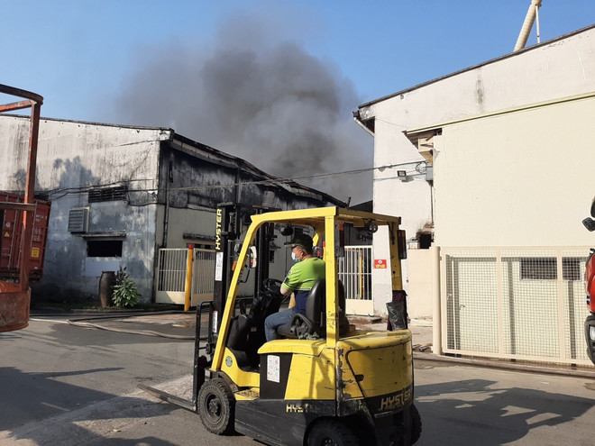 Bình Dương: Cháy lớn tại công ty sản xuất gỗ trong ngày cuối năm ảnh 1