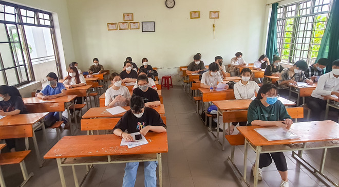 Làm rõ trách nhiệm cán bộ coi thi để thí sinh chụp đề thi tốt nghiệp ảnh 1