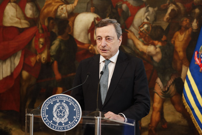 Thủ tướng Italy Mario Draghi phát biểu trong cuộc họp báo tại Rome, ngày 24/2/2022. (Ảnh: AFP/TTXVN) Thủ tướng Italy Mario Draghi thông báo từ chức, Tổng thống bác đơn ảnh 1